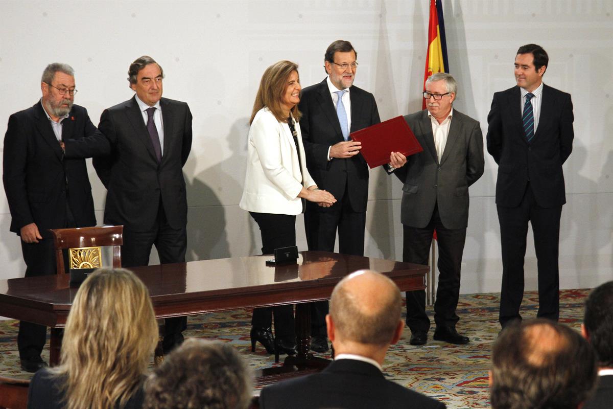 15/12/2014. Firma del Acuerdo del Gobierno y los interlocutores sociales. El presidente del Gobierno, Mariano Rajoy, y la ministra de Empleo...
